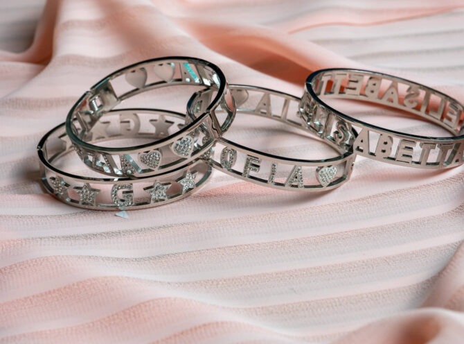 bracciale a manetta in acciaio con nome bracciale a manetta in acciaio con nome