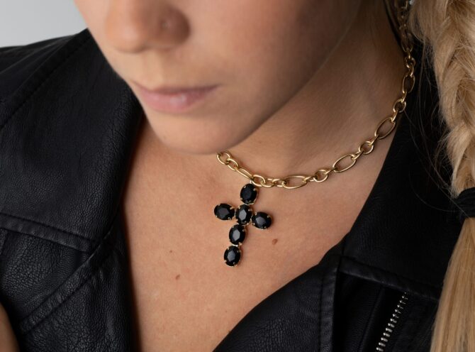 collana-catena-croce-nera collana a catena con croce nera in strass