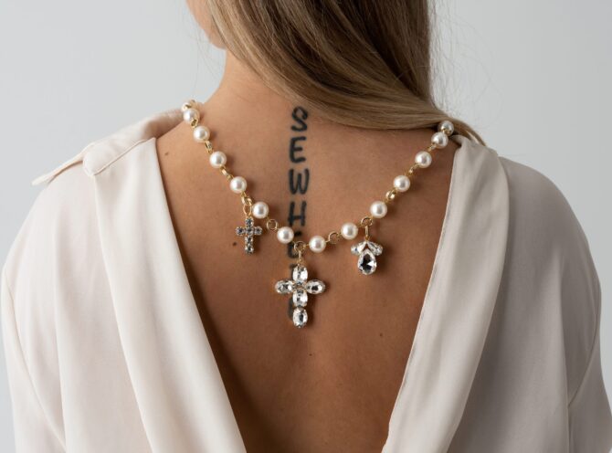 collana-croce-in-acciaio-con-strass collana perle eleganti con croci in strass