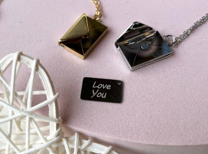 collana bustina in acciaio con messaggio love you san valentino collana bustina in acciaio con messaggio love you san valentino