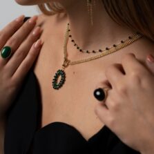 collana in acciaio con disco e perline