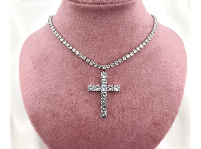 collana in metallo con croce in argento