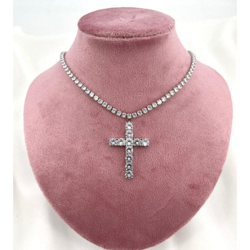 collana in metallo con croce in argento