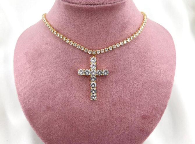 collana in metallo croce strass oro collana in metallo croce strass oro