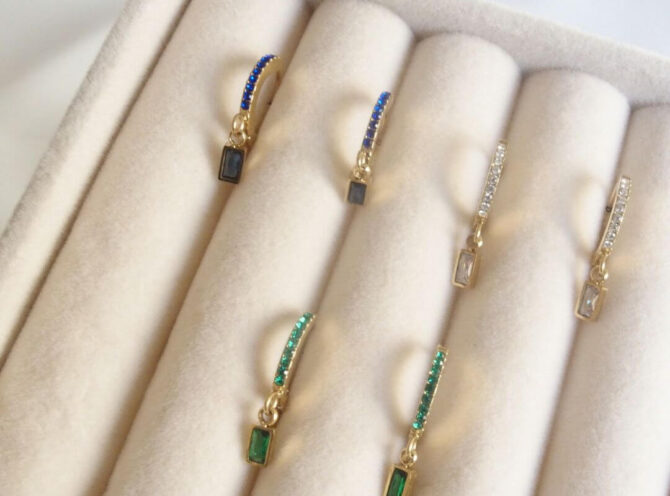 orecchini cerchio in acciaio con mini baguette in vetro orecchini cerchio in acciaio con mini baguette in vetro