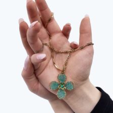 collana in acciaio con fiore e perline