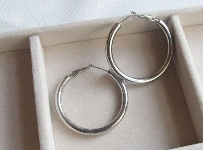 orecchini a cerchio in acciaio argento orecchini a cerchio in acciaio argento
