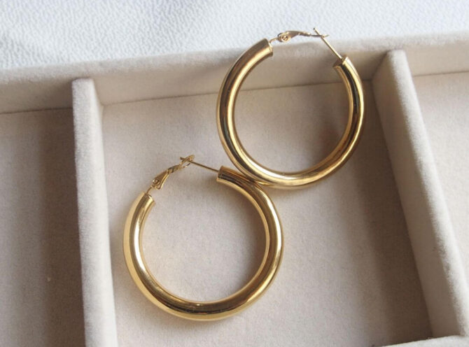 orecchini a cerchio in acciaio oro orecchini a cerchio in acciaio oro