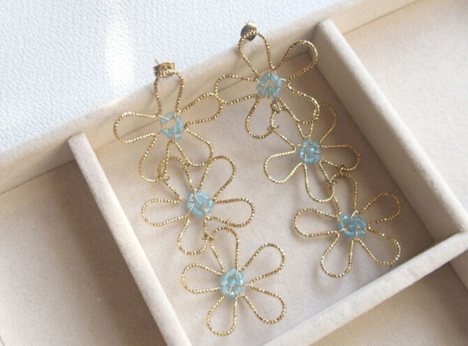 orecchini in acciaio fiore con perline azzurro orecchini in acciaio fiore con perline azzurro