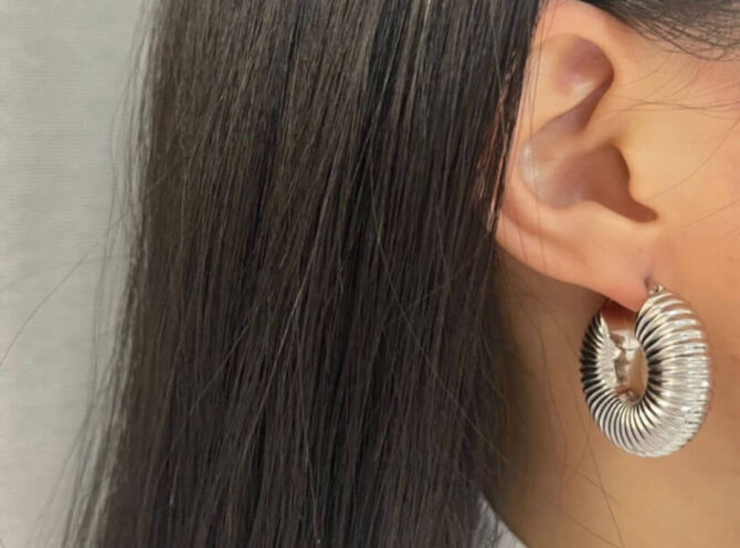 orecchino in acciaio bombato a righe argentoindossato orecchino in acciaio bombato a righe argentoindossato