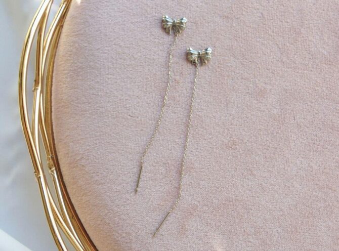 orecchini saliscendi in acciaio argento con fiocco orecchini saliscendi in acciaio argento con fiocco