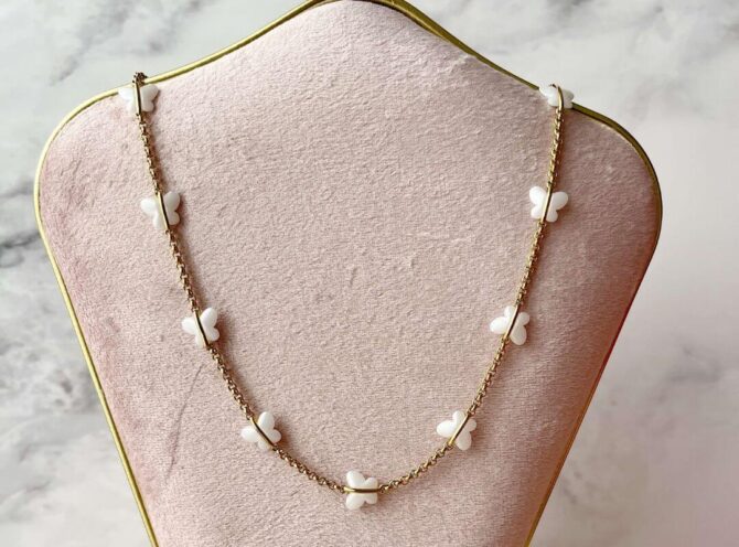 collana in acciaio con farfalle bianche collana in acciaio con farfalle bianche