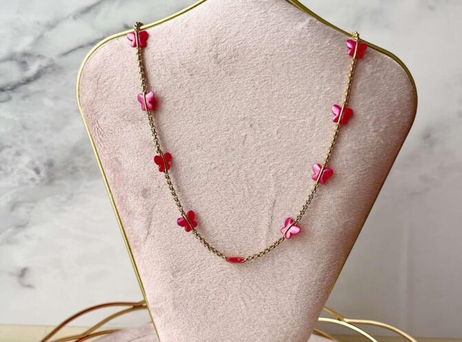 collana in acciaio con farfalle fuxia collana in acciaio con farfalle fuxia