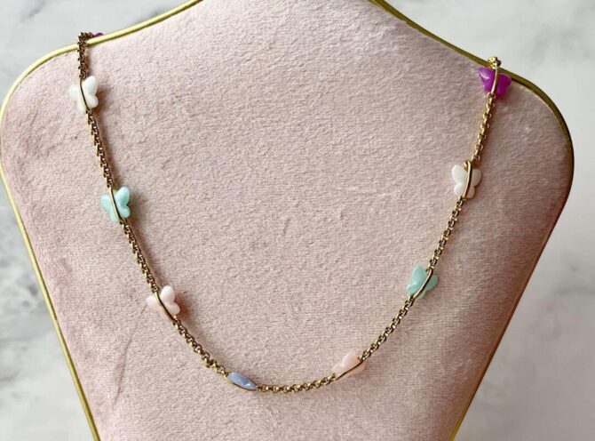 collana in acciaio con farfalle multicolor collana in acciaio con farfalle multicolor